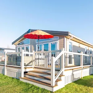 Lakeside Gem With Hot Tub York